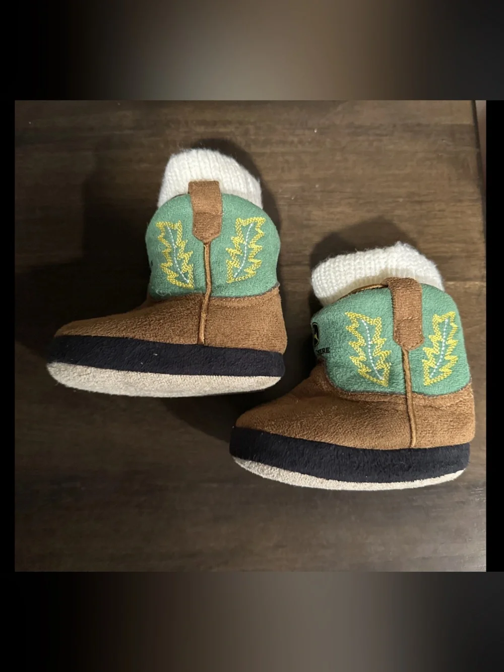 John Deere Infant Baby Booties Size 6-12mn brown soft sole, slip-on, lined, warm